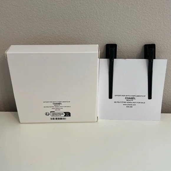 Chanel Black Metal CC Logo Rhinestone VIP Beauty Gift Hair Clips 2-Piece Set - Picture 3 of 3